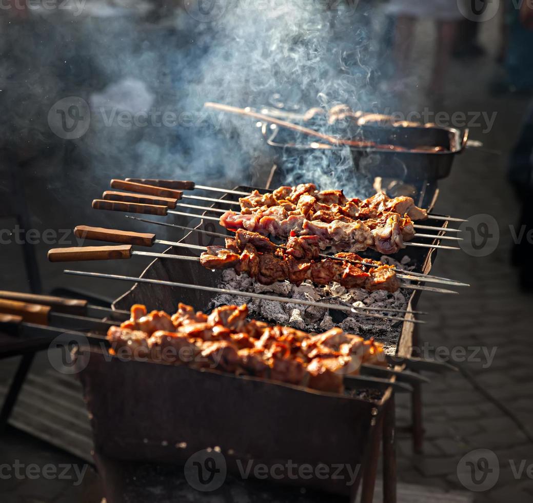 kött shish kebab på grillen. traditionell utomhusgrillpicknick. grillat köttgrill foto