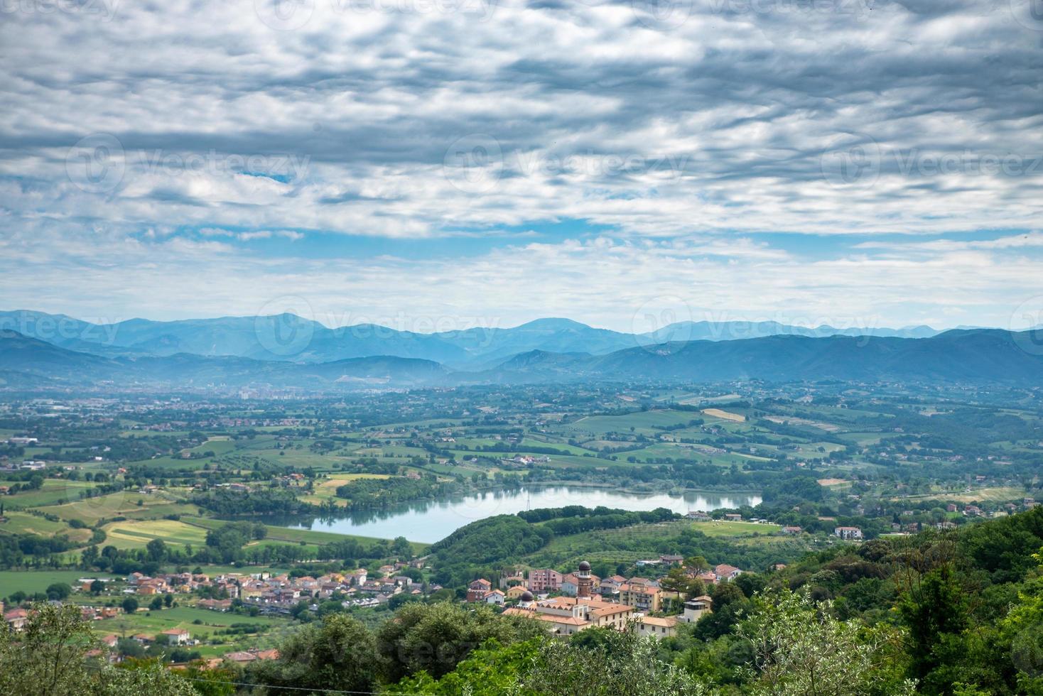 landskap med sjön Narni och terni i bakgrunden foto