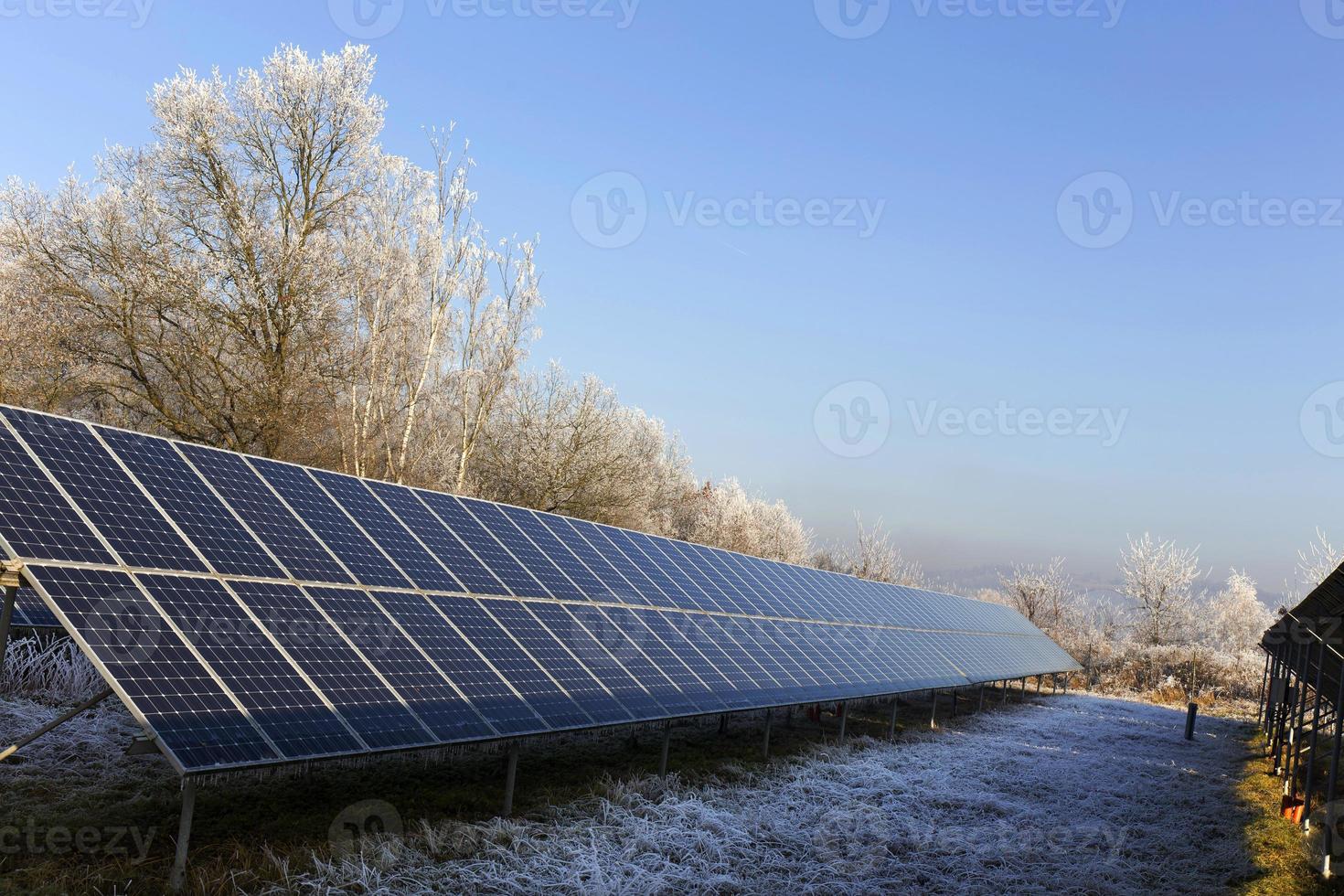 solkraftverk i den snöiga frysa vinternaturen foto