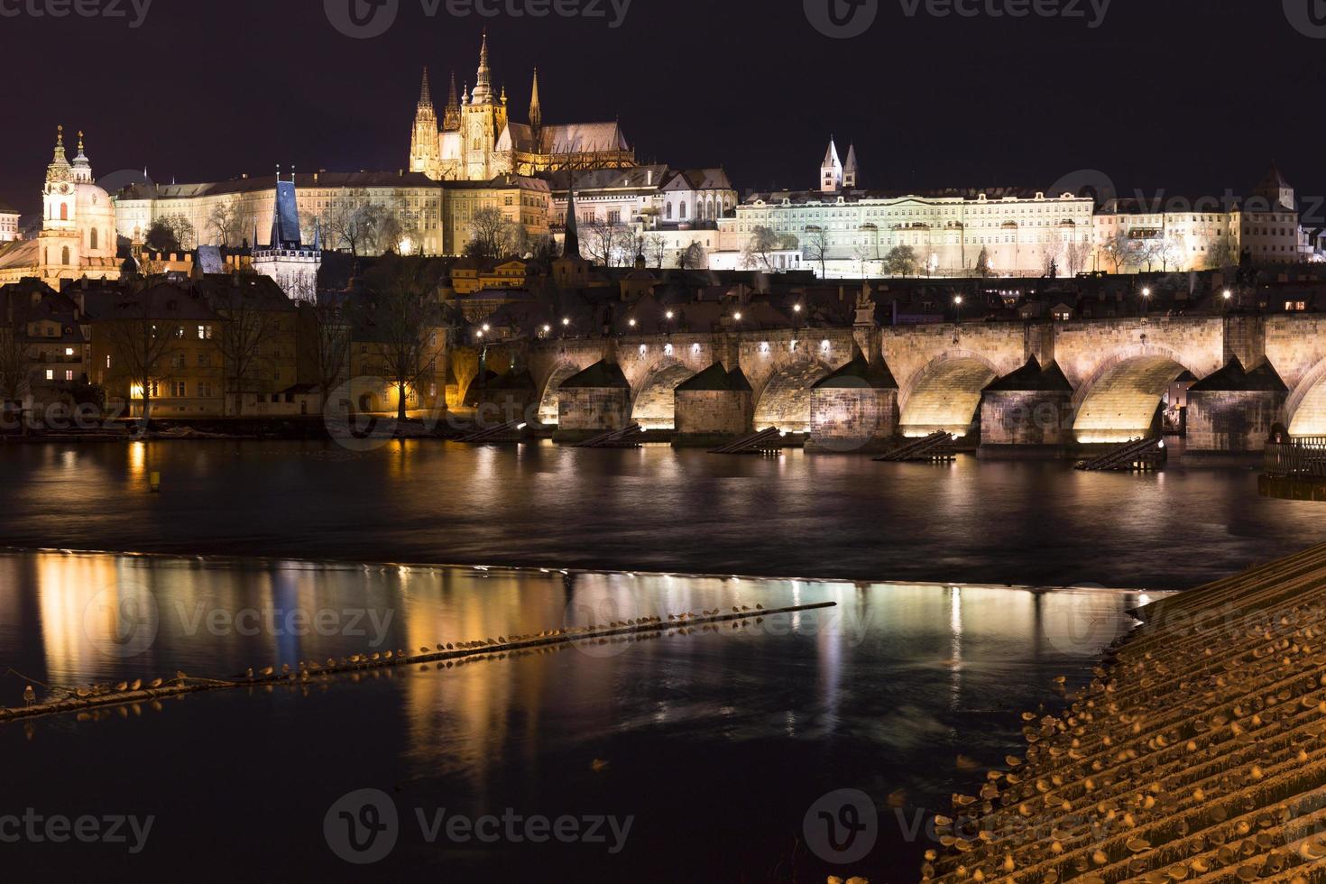 natt färgrik snöig jul prag mindre stad med gotiskt slott och charles bridge, tjeckien foto