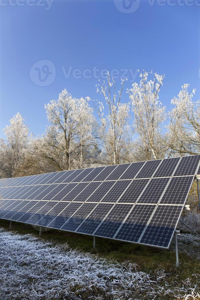 solkraftverk i den snöiga frysa vinternaturen foto