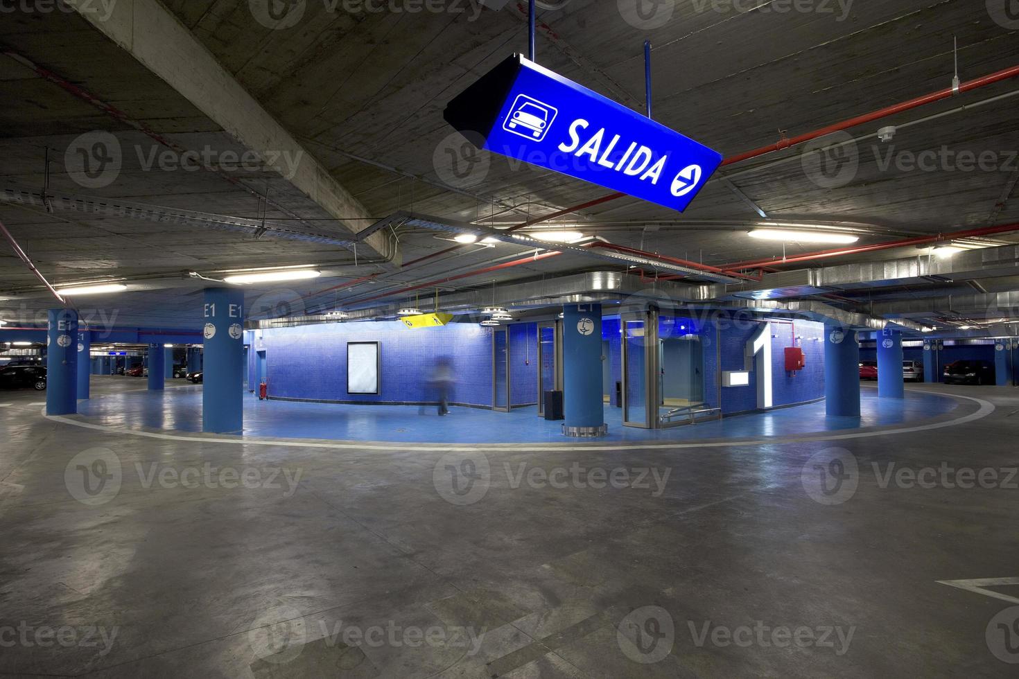 belysning och ljussignalering i en underjordisk parkering i ett köpcentrum, Spanien foto