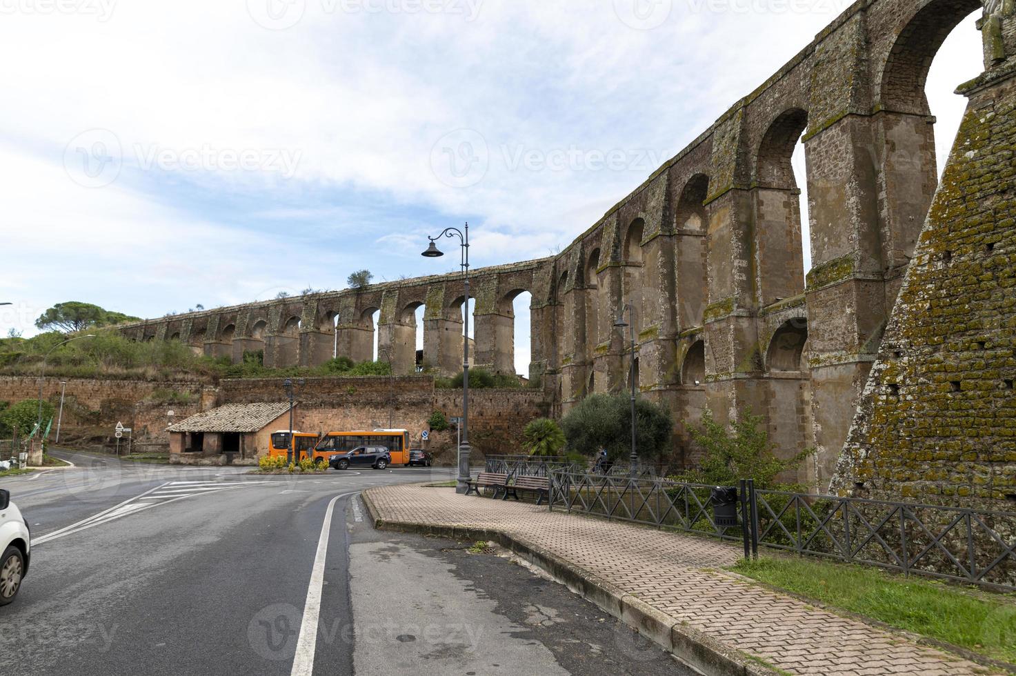 romersk akvedukt, bottata vid staden Nepi, Italien, 2020 foto