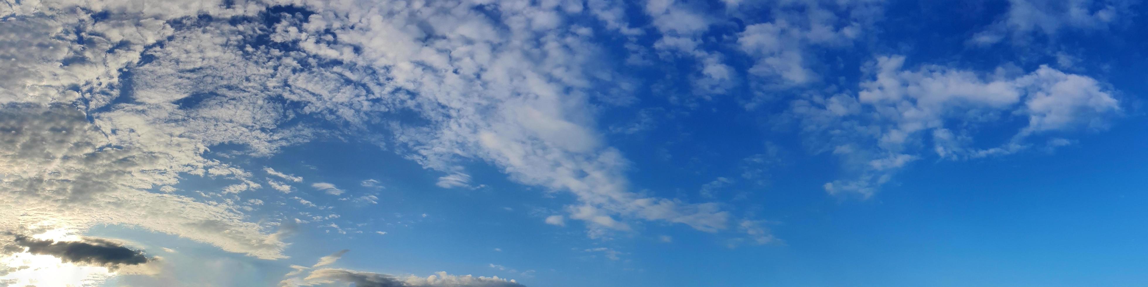 panoramahimmel med moln på en solig dag foto