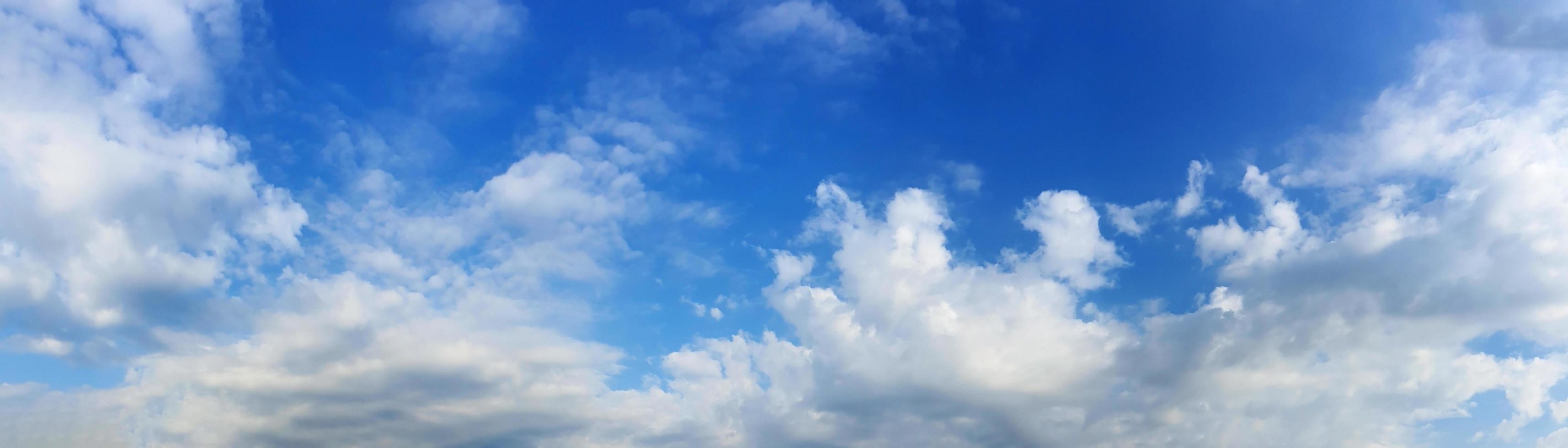 panoramahimmel med moln på en solig dag foto