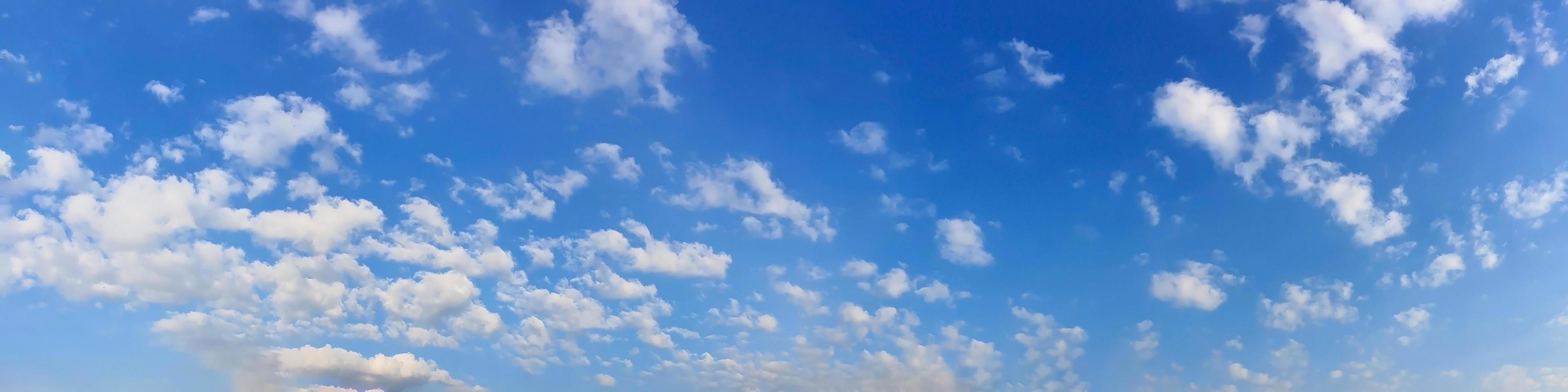 panoramahimmel med moln på en solig dag foto