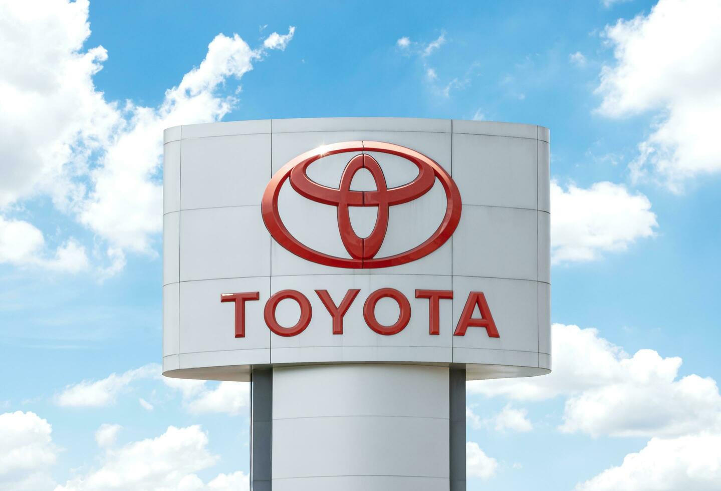 nonthaburi thailand 21 augusti 2023 Pol anslagstavla med logotyp Toyota foto