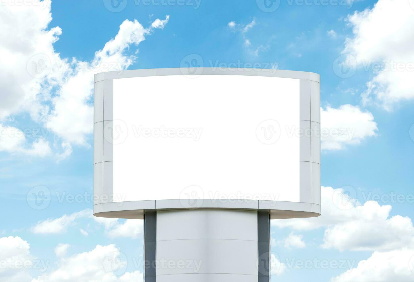 Pol anslagstavla på blå himmel bakgrund med kurva falsk upp vit skärm och klippning väg foto