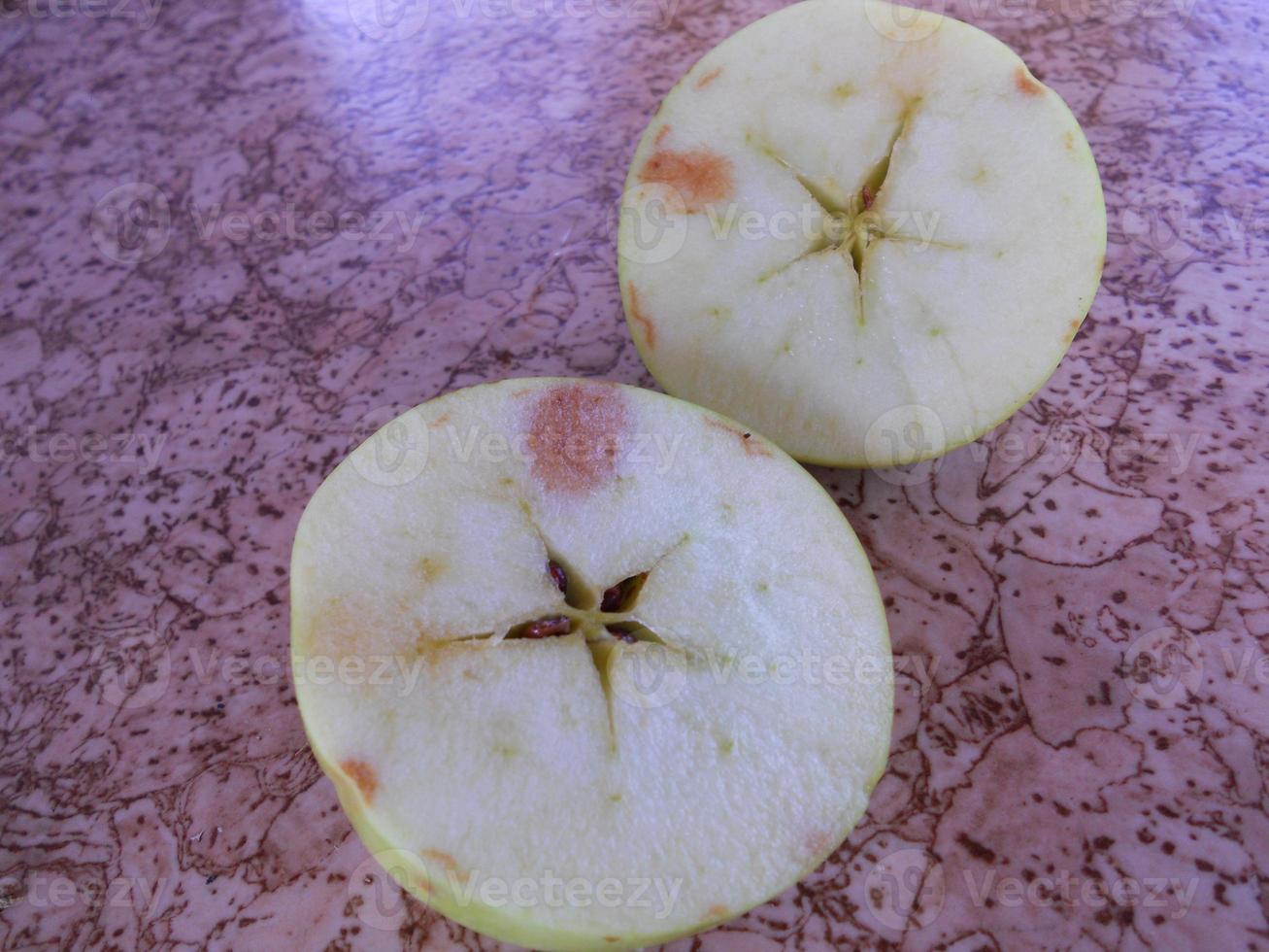 söt frukt äpple växer på träd med gröna blad foto