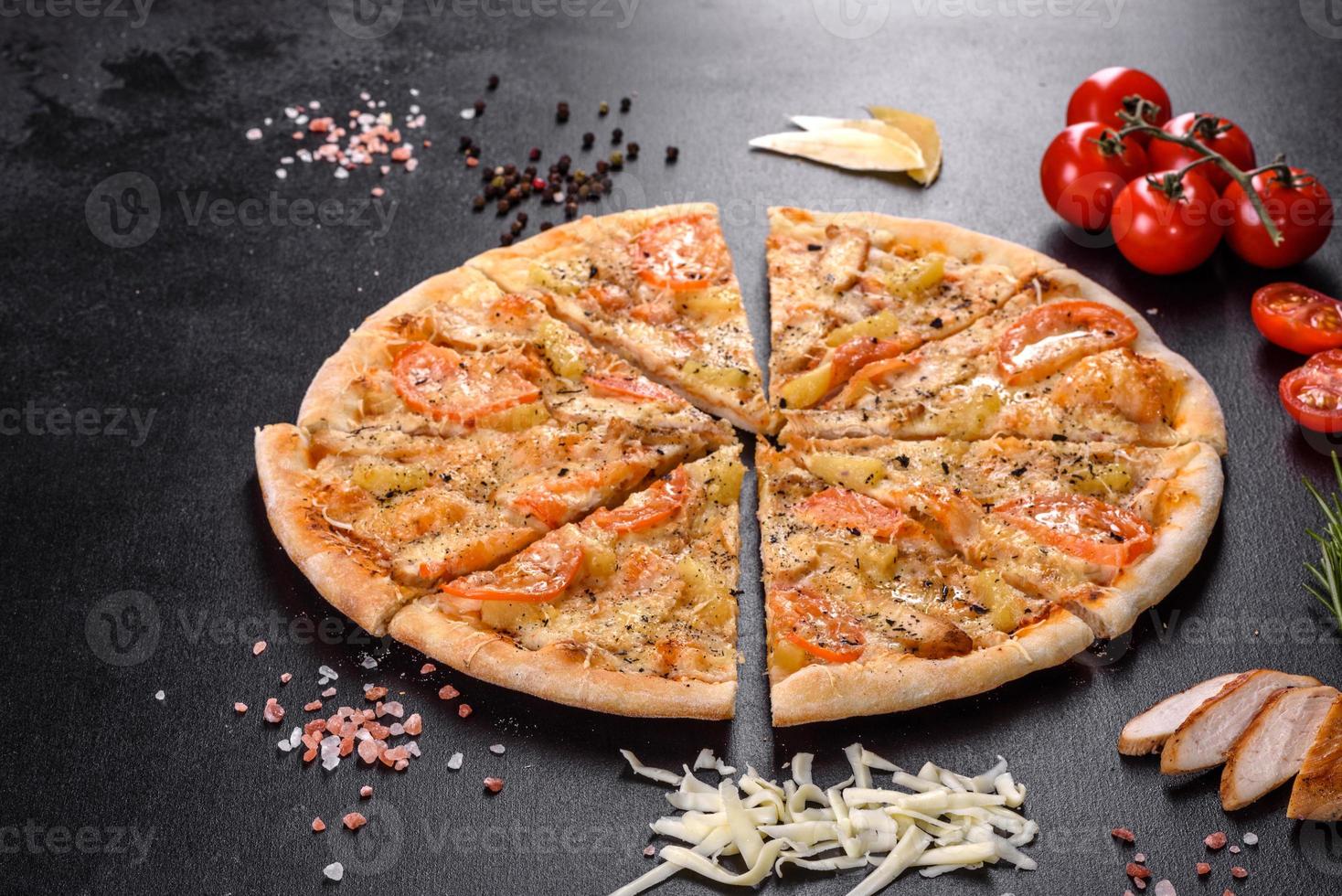 färsk utsökt pizza gjord i en härdugn med räkor och andra skaldjur foto