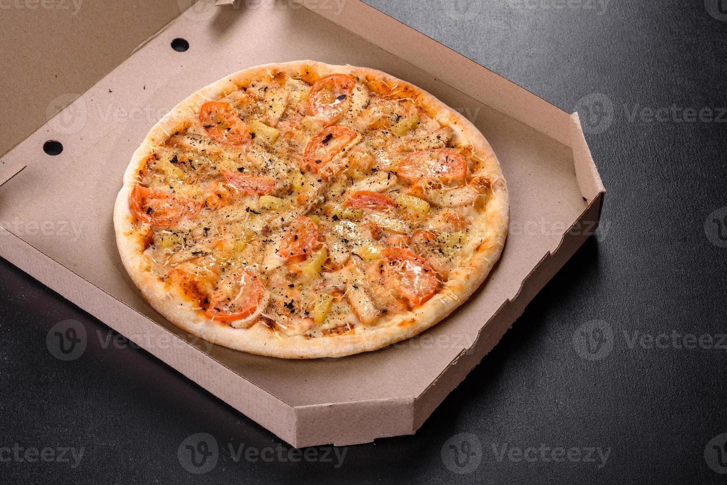 färsk utsökt pizza gjord i en härdugn med räkor och andra skaldjur foto