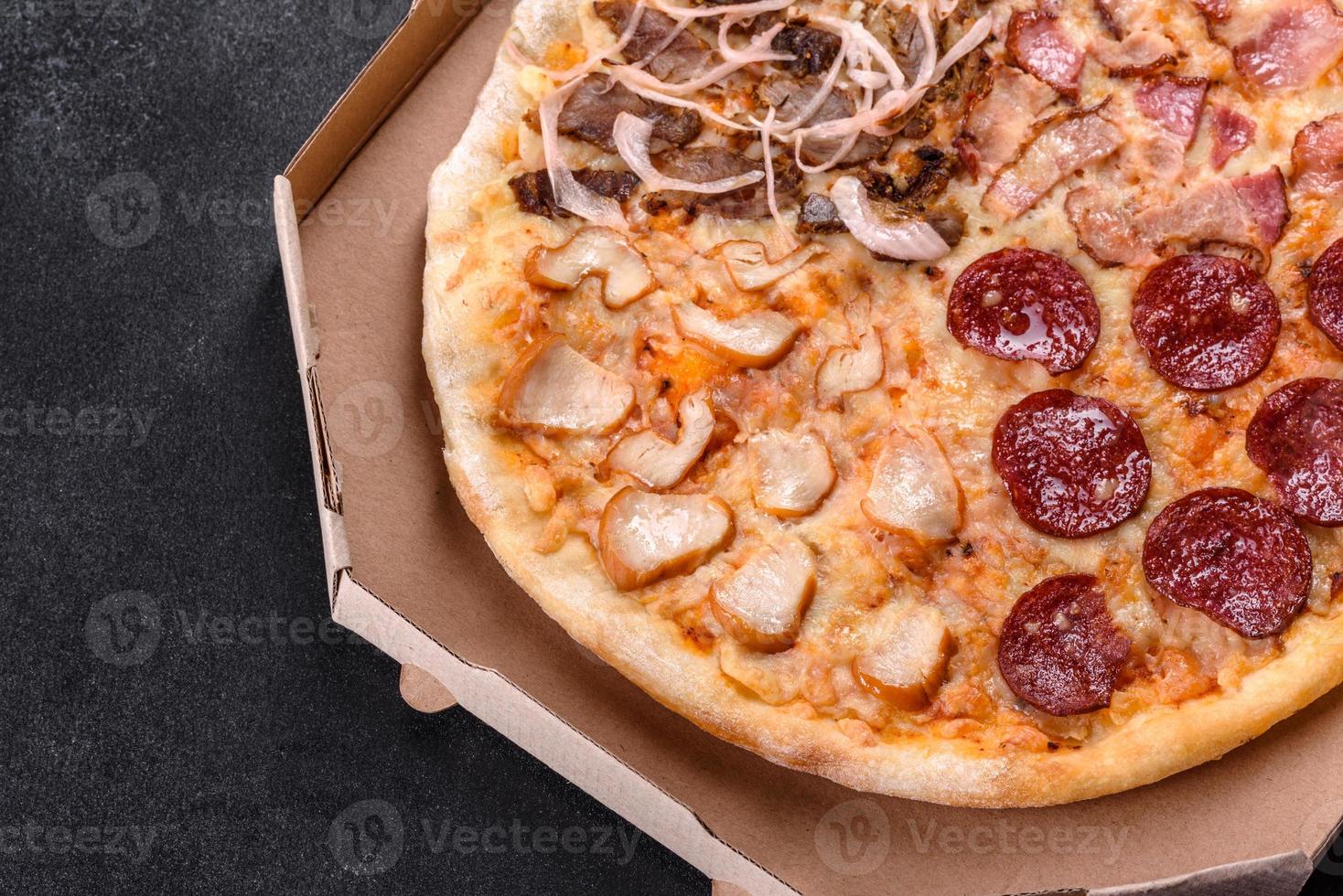 färsk utsökt pizza gjord i en härdugn med fyra sorters kött och korv foto