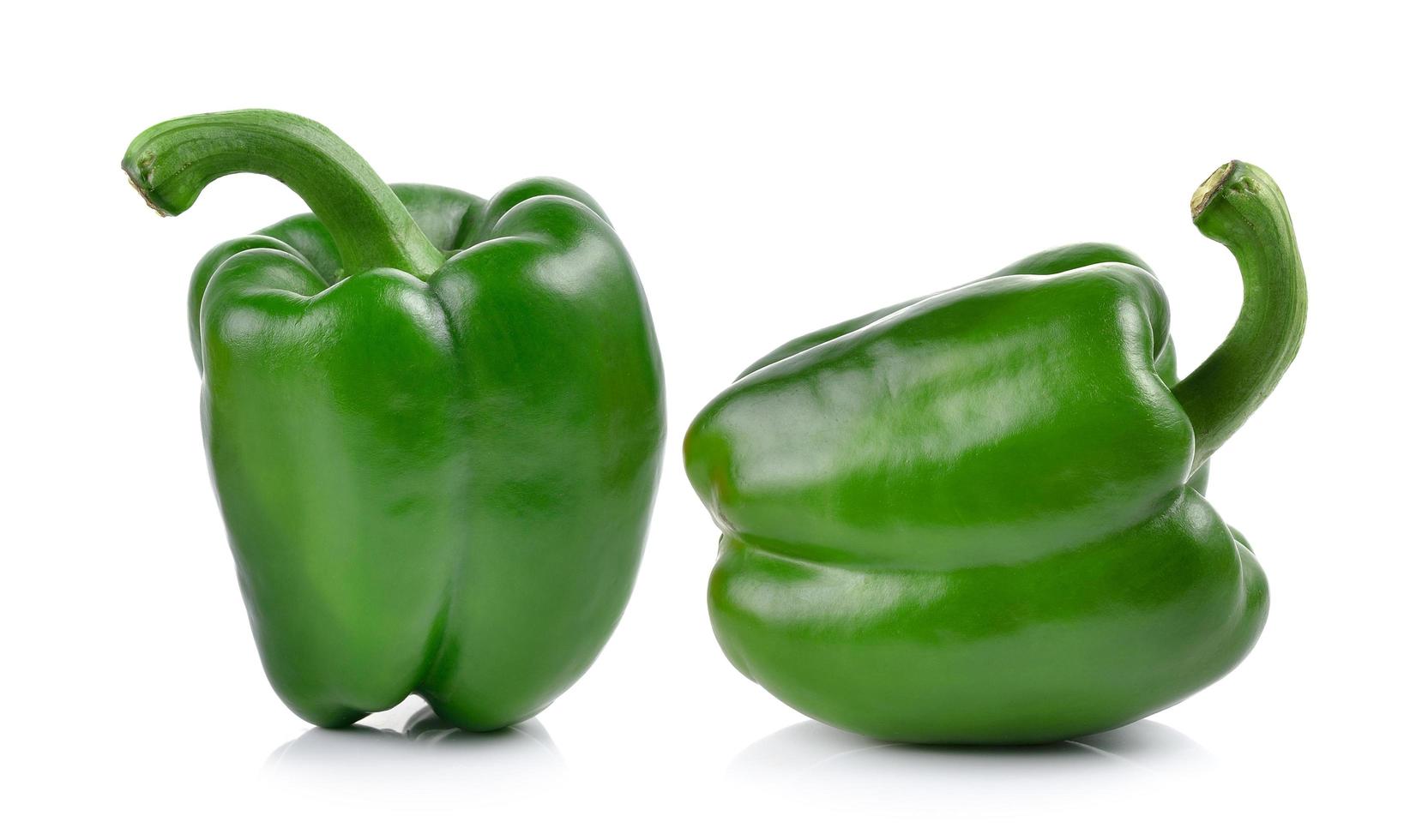 grön paprika på vit bakgrund foto