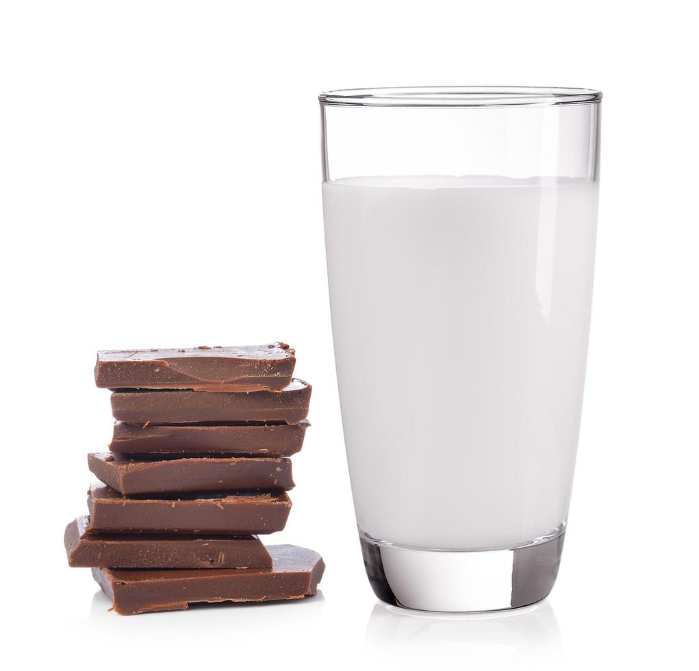 mjölk- och chokladkakor på vit bakgrund foto