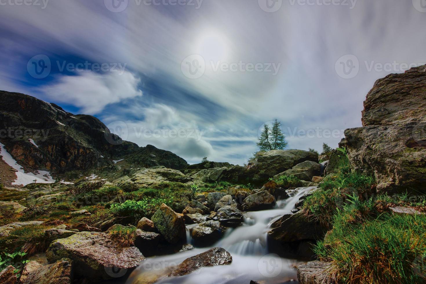 berglandskap med liten vattenväg på sommaren foto