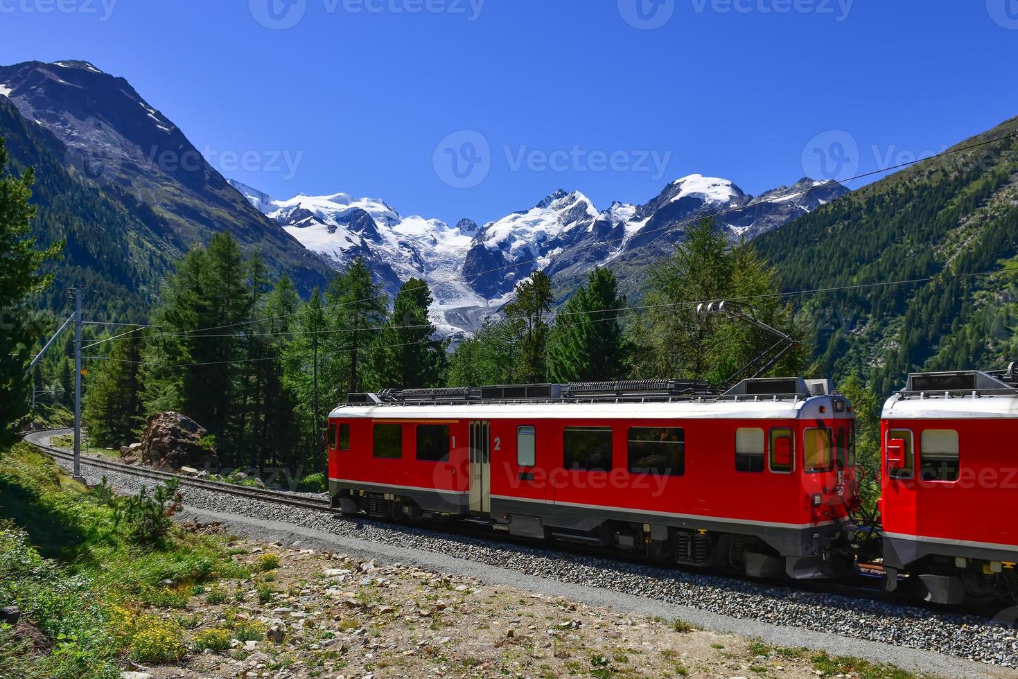 schweiziska bergståg bernina express korsade alperna foto