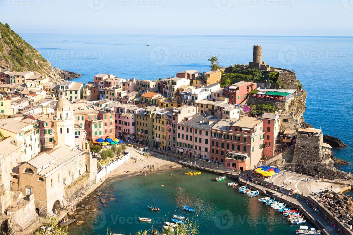 vernazza i Cinque Terre, Italien - sommaren 2016 - utsikt från kullen foto