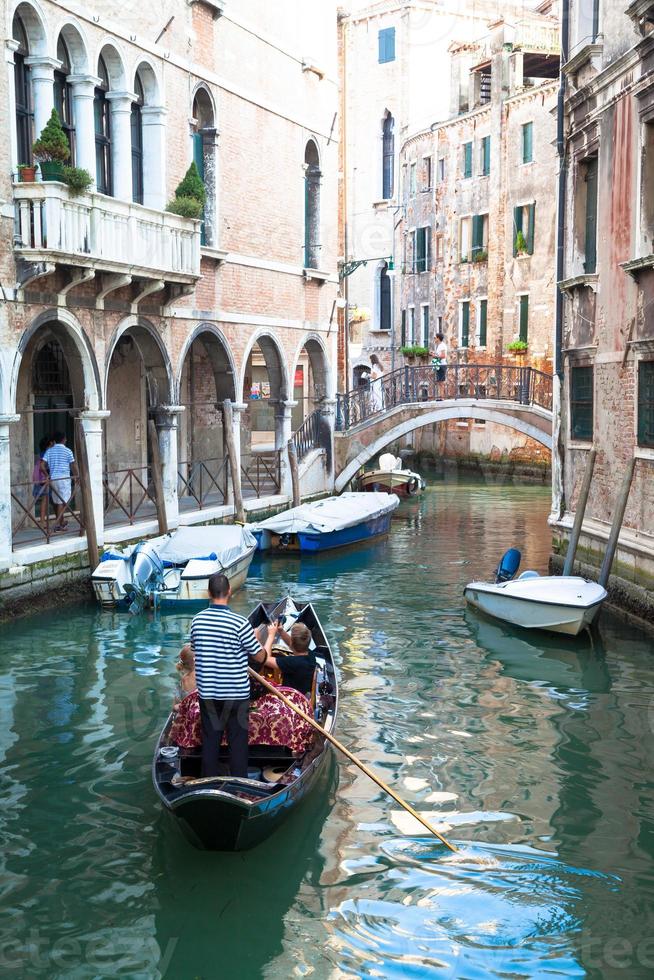 traditionell kanal i Venedig från en av de vackraste synpunkter foto