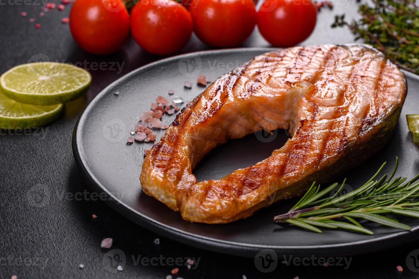 färsk kokt läcker laxbiff med kryddor och örter bakade på en grill foto