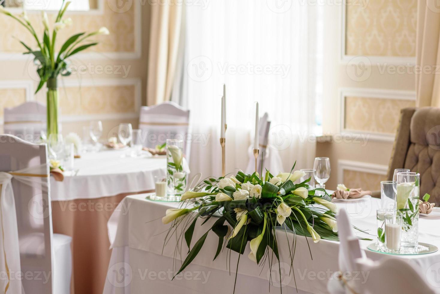 vacker dekoration av bröllopsferien med blommor och grönska med blomsterhandlare dekoration foto