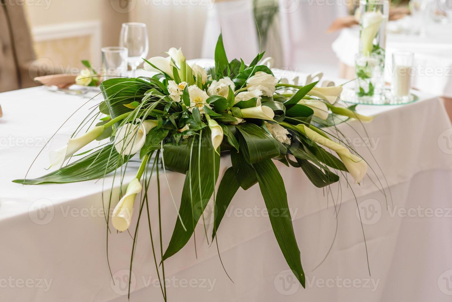 vacker dekoration av bröllopsferien med blommor och grönska med blomsterhandlare dekoration foto