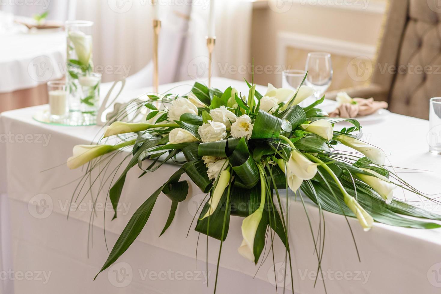 vacker dekoration av bröllopsferien med blommor och grönska med blomsterhandlare dekoration foto