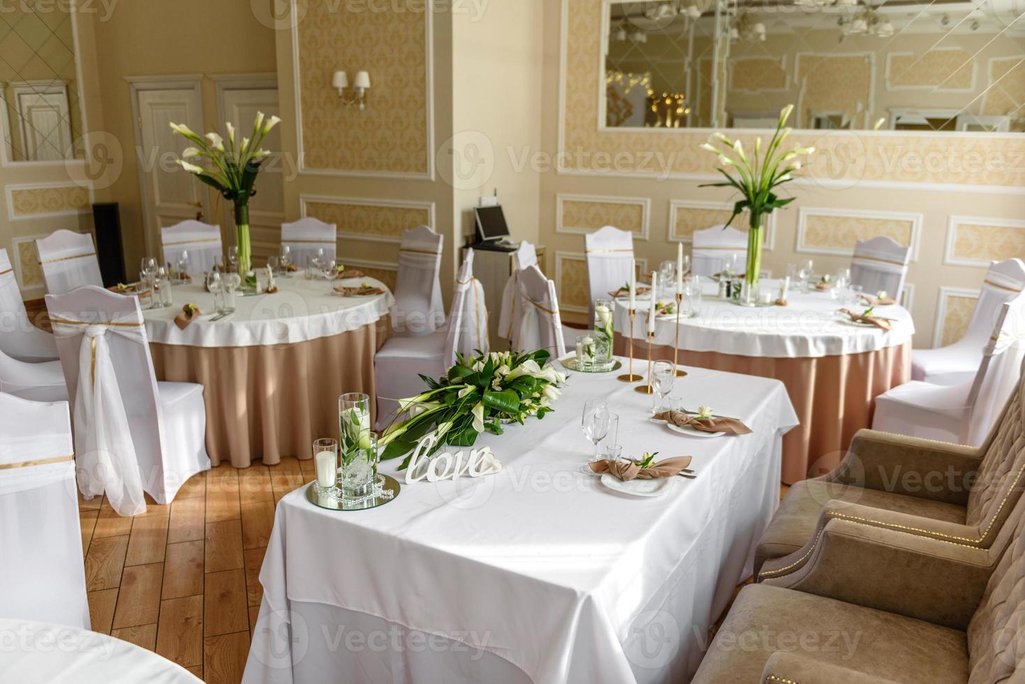 vacker dekoration av bröllopsferien med blommor och grönska med blomsterhandlare dekoration foto