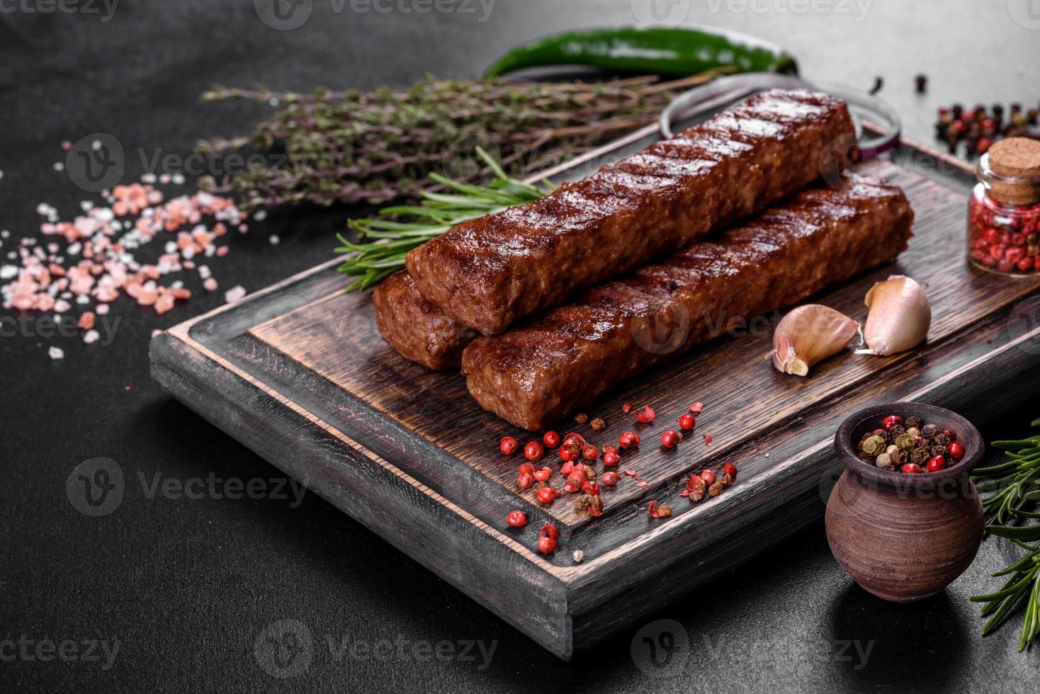 färsk välsmakande kebab grillad med kryddor och örter foto