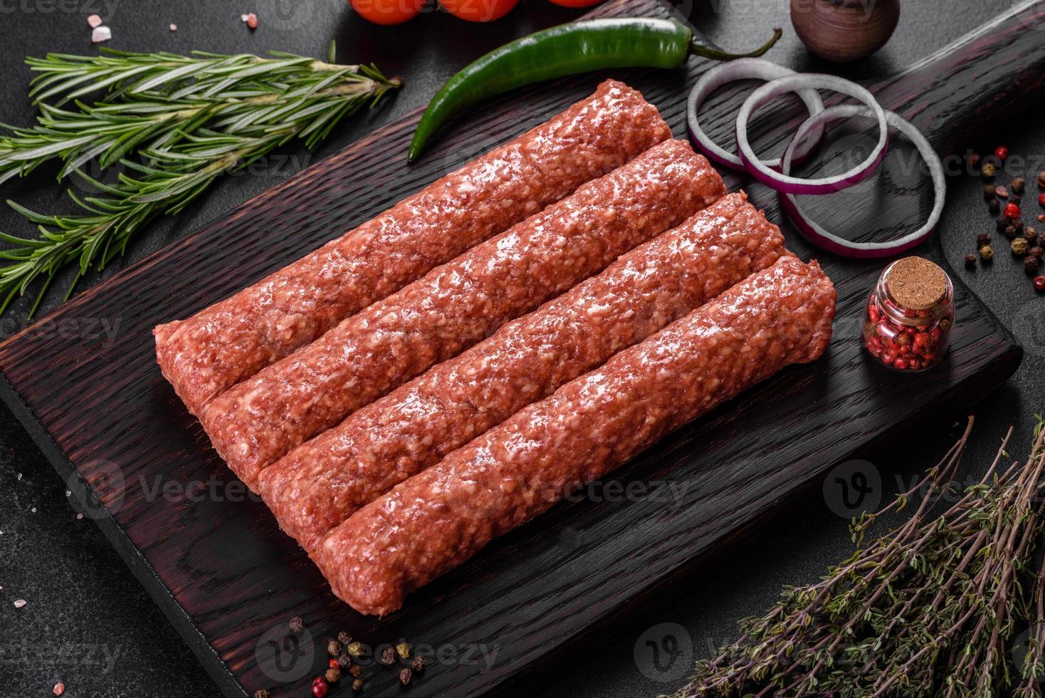 färsk rå köttfärs för grillad kebab med kryddor och örter foto