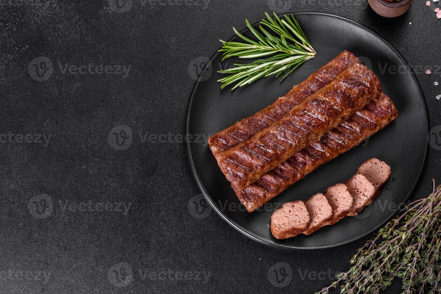 färsk välsmakande kebab grillad med kryddor och örter foto