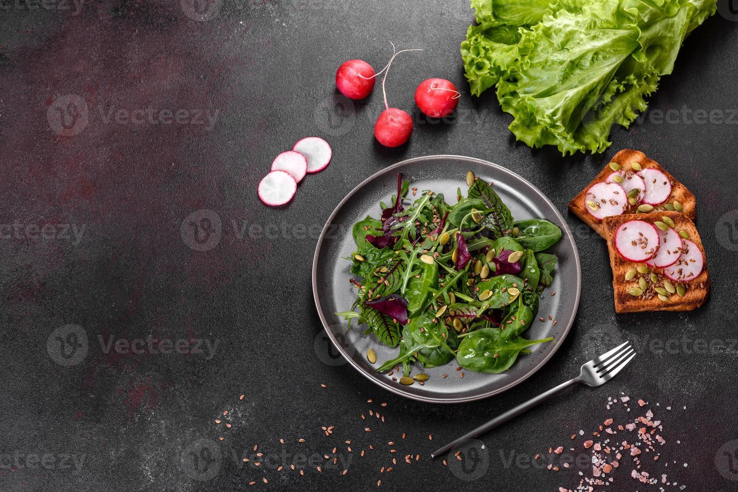 färsk saftig sallad med blad av mangold, rucola, spenat och rödbetor foto