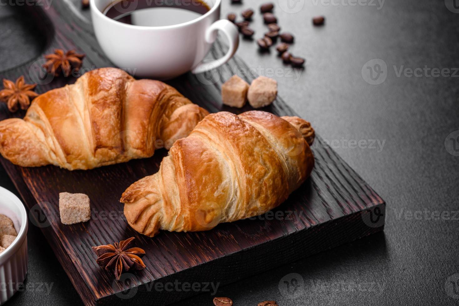 färsk skarp läcker fransk croissant med en kopp doftande kaffe foto