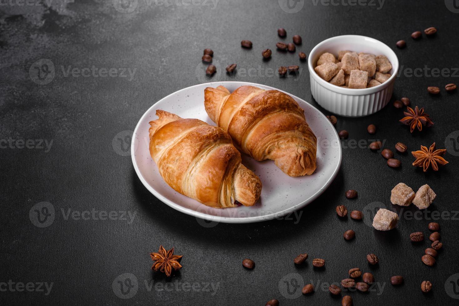 färsk skarp läcker fransk croissant med en kopp doftande kaffe foto