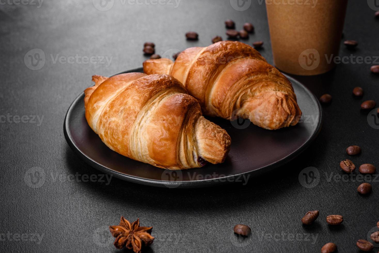 färsk skarp läcker fransk croissant med en kopp doftande kaffe foto