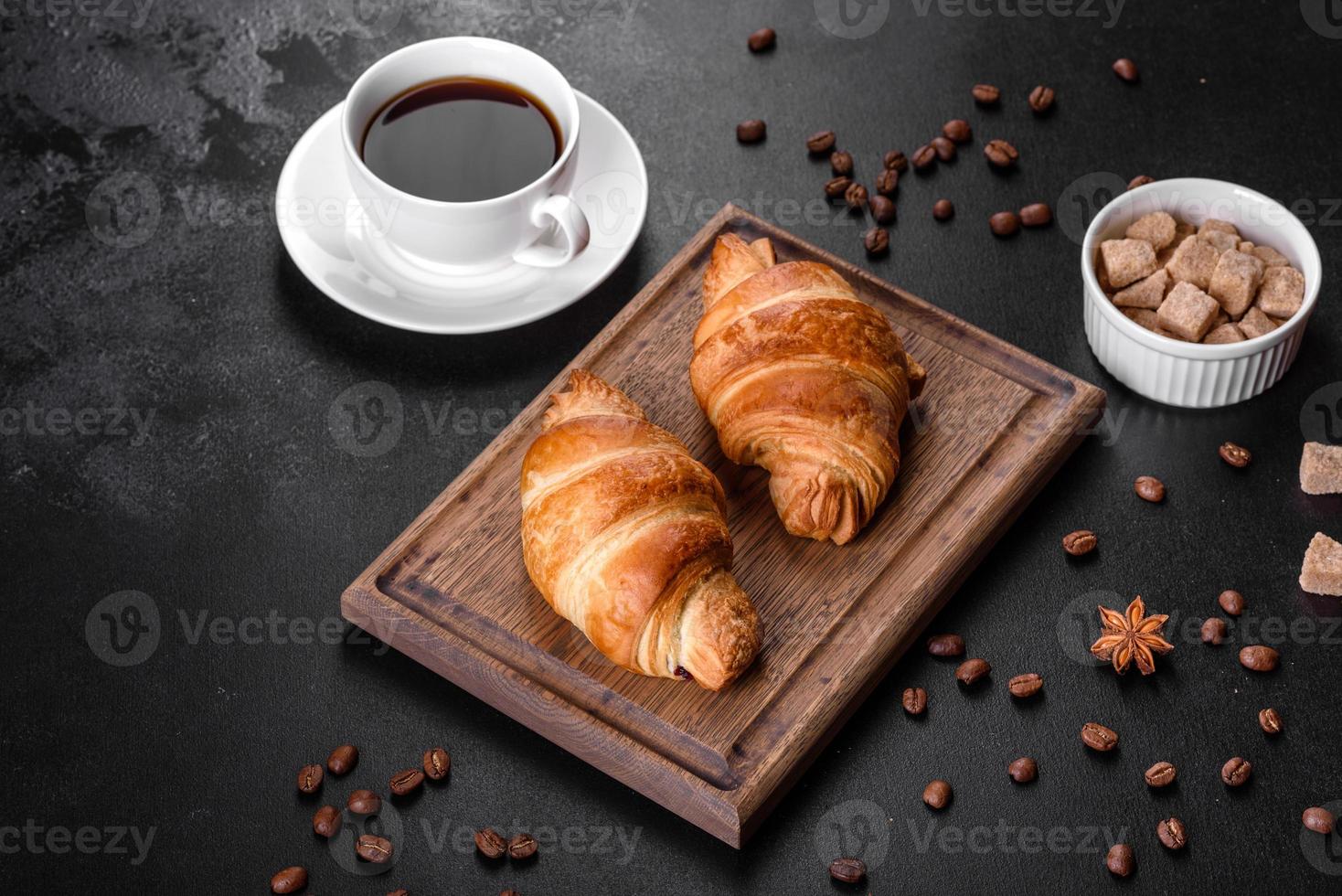 färsk skarp läcker fransk croissant med en kopp doftande kaffe foto