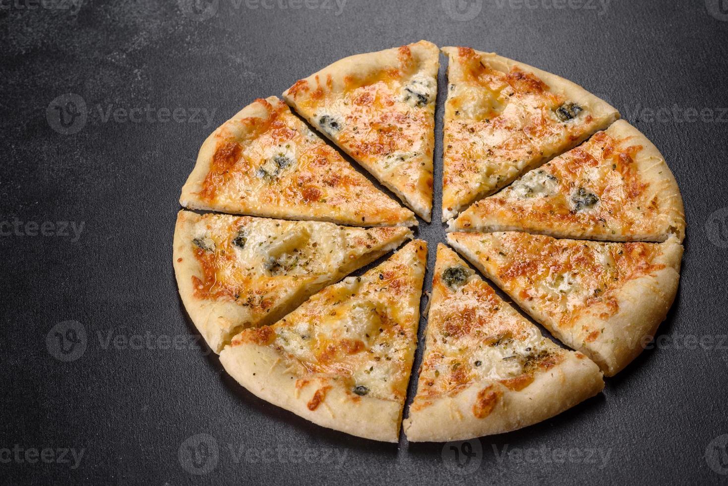 god färsk ugnspizza med tomater, ost och svamp på en mörk betongbakgrund foto