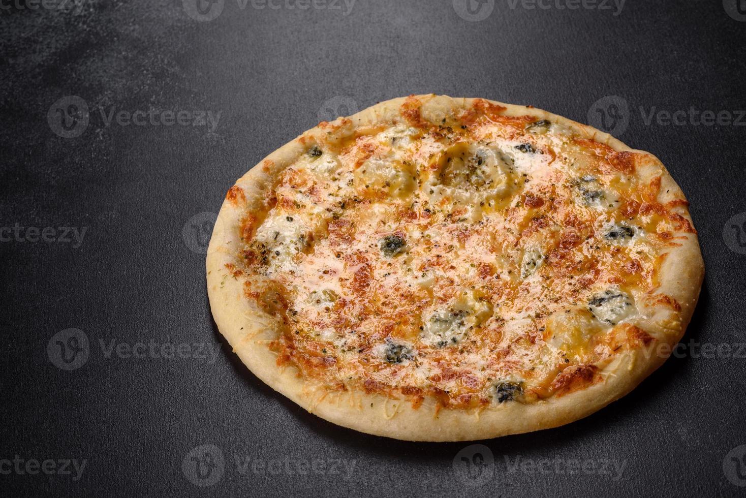 god färsk ugnspizza med tomater, ost och svamp på en mörk betongbakgrund foto