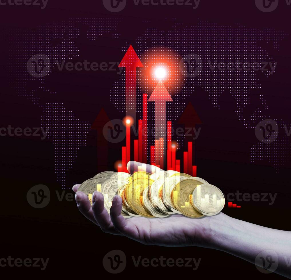 symbolism av finansiell tillväxt eller Framgång. en hand innehav en stack av gyllene mynt med en röd pil pekande upp mot de bakgrund av en värld Karta. foto