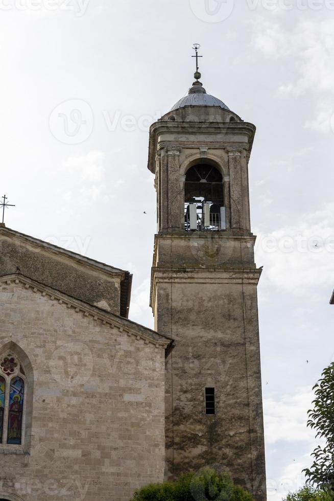 klocktorn av Santo Gemini i staden San Gemini, Italien, 2020 foto