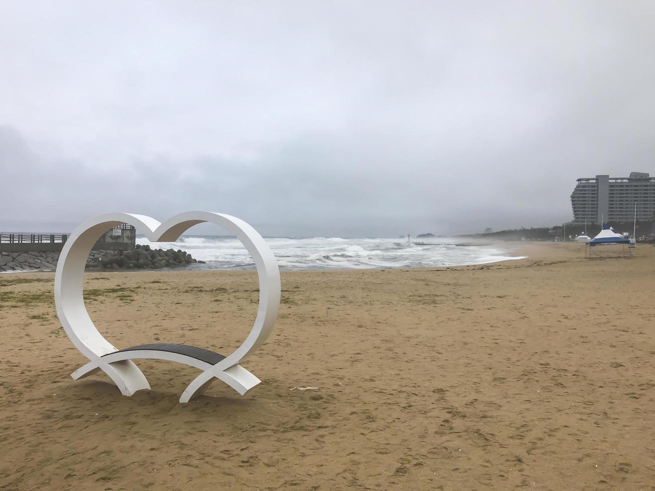 tyfon i Sydkorea. sokcho beach. dåligt väder på havet foto