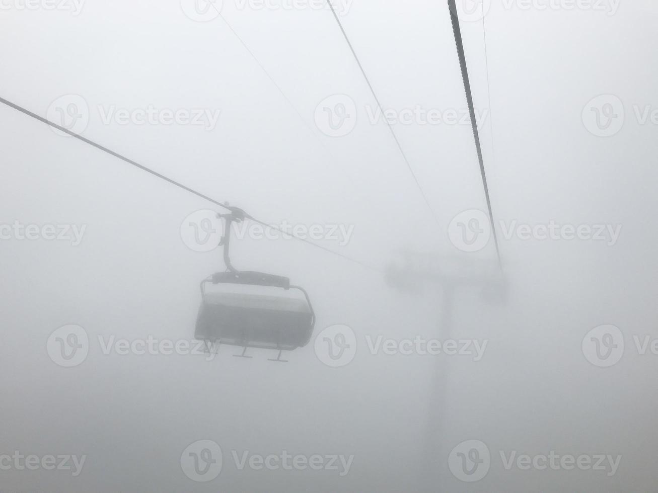 linbanan i dimma. Kaukasusbergen. Sotji-området, Ryssland foto
