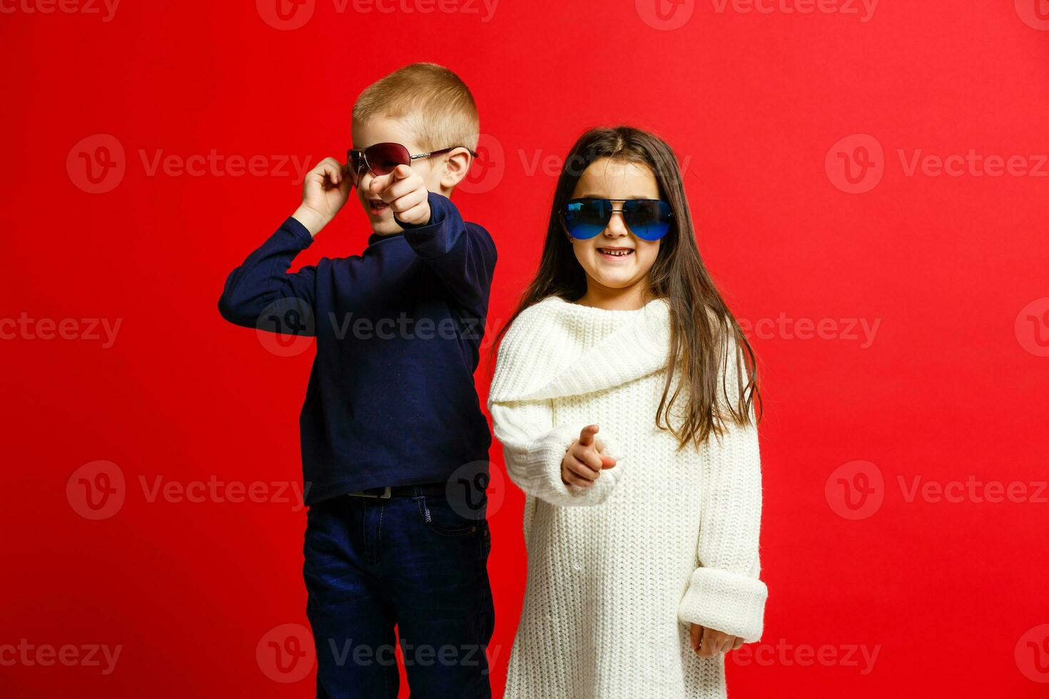 rolig härlig barn. modern liten pojke och flicka i glasögon, jeans, vit shirts eleganta barn i tillfällig kläder i chockad. mode barn foto