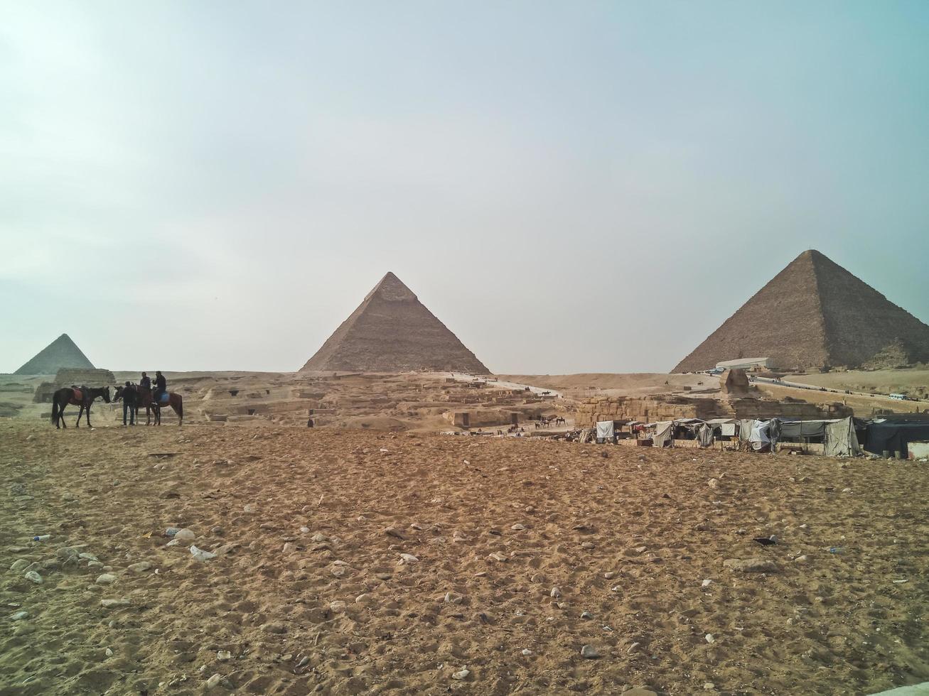 en vy över de stora pyramiderna i Giza, Egypten foto