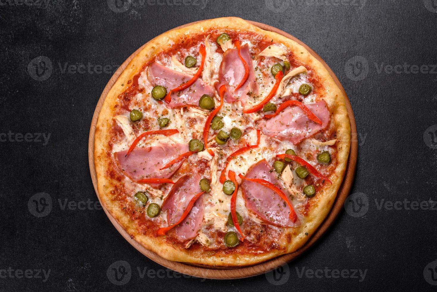 utsökt färsk krispig pizza från ugnen med skinka och bulgarisk peppar foto