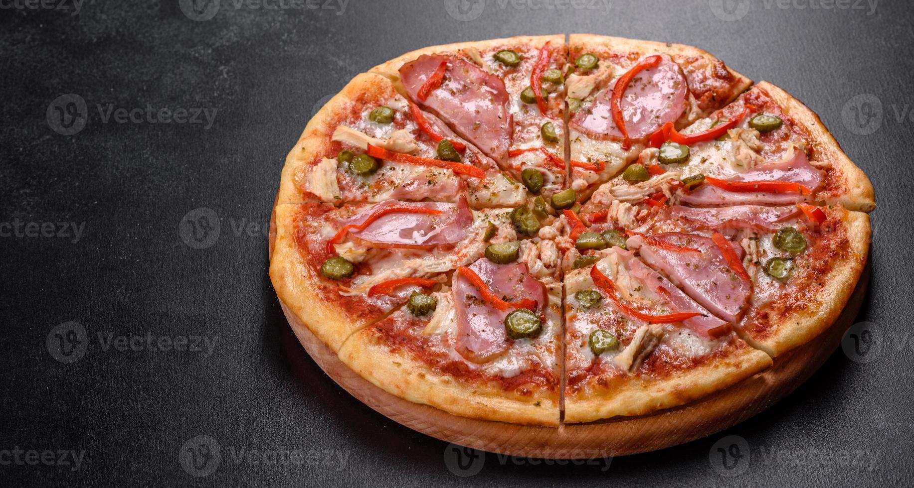 utsökt färsk krispig pizza från ugnen med skinka och bulgarisk peppar foto