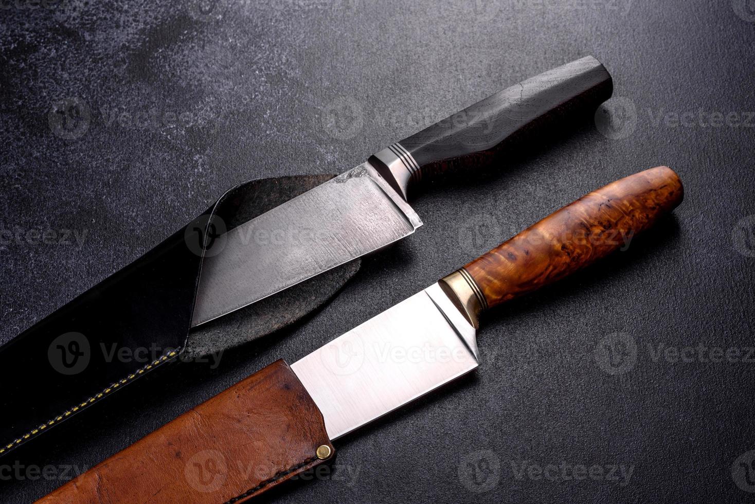 en stor handgjord jaktkniv som ligger på en mörk bakgrund foto