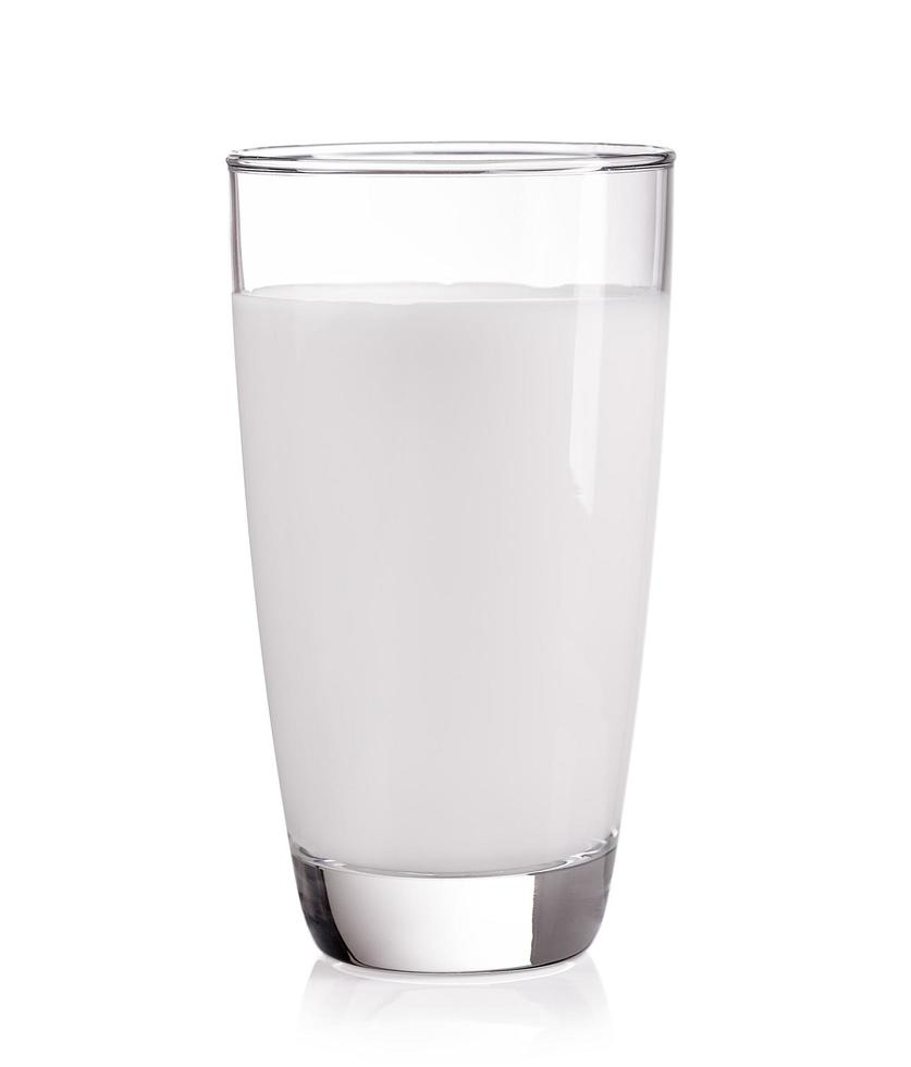 mjölk i glaset på vit bakgrund foto
