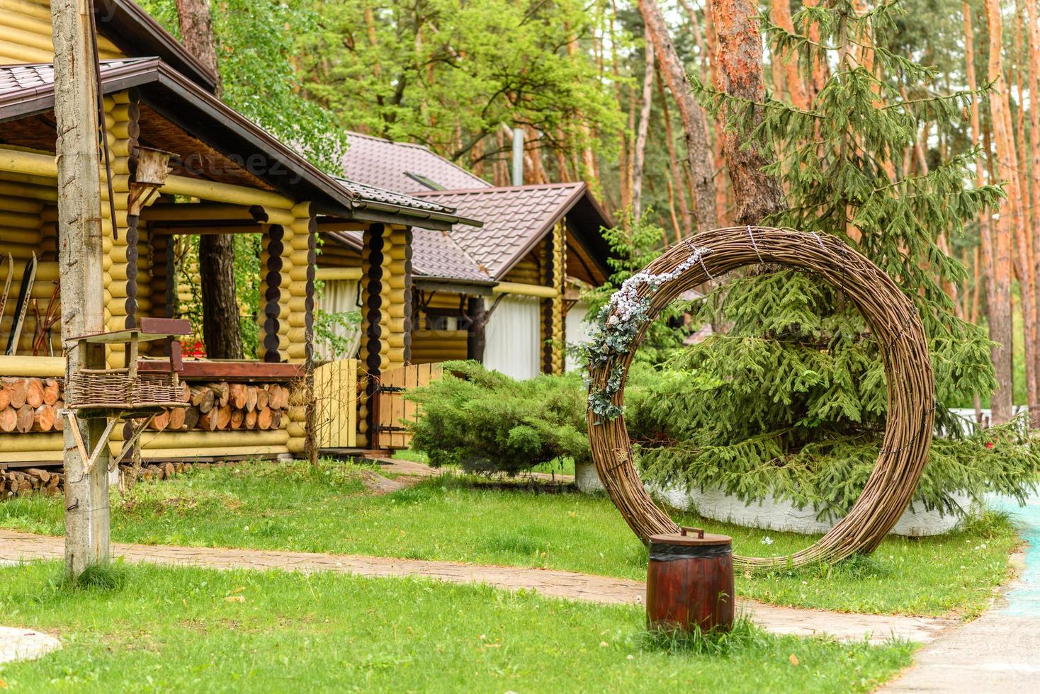 semesteruthyrning skogstuga landsbygdstuga vid sjön foto