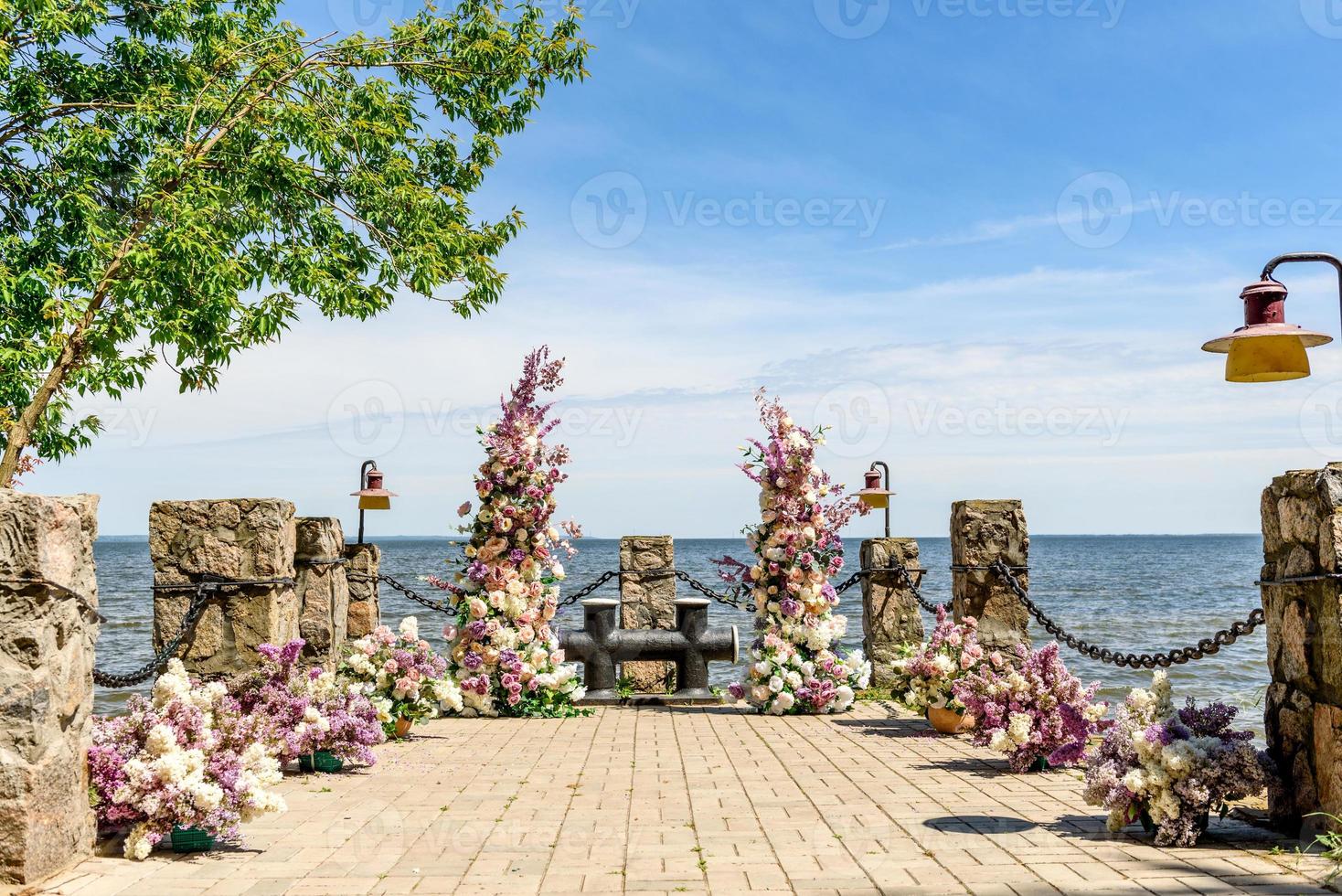 vacker blommig komposition för en bröllopsceremoni vid havets kust foto