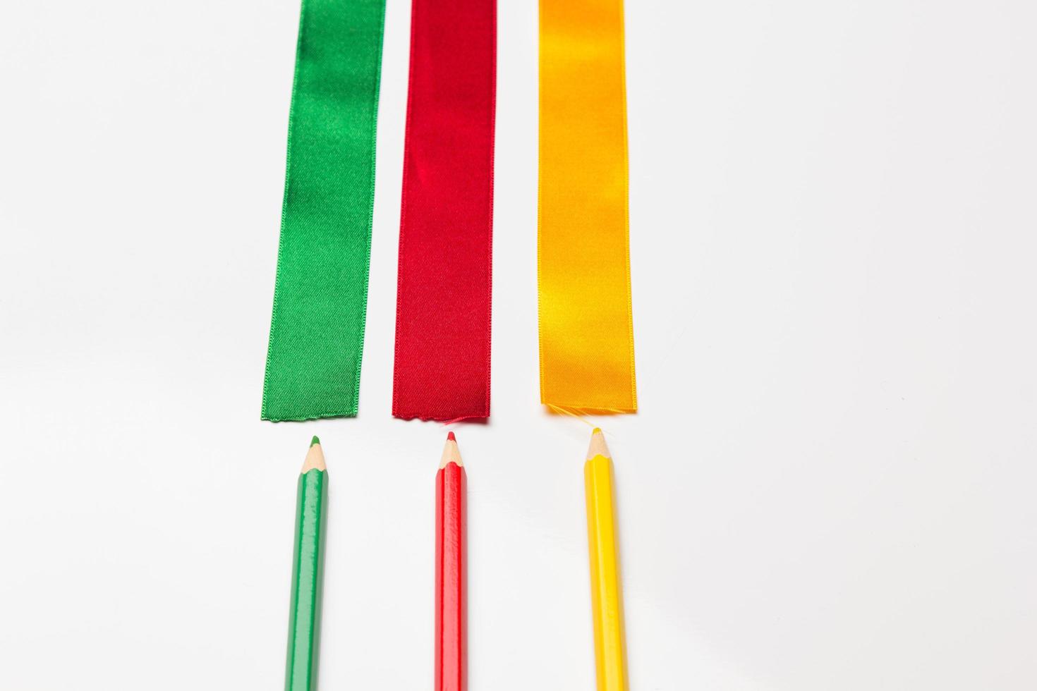 färgpennor insvept i ett grönt band foto
